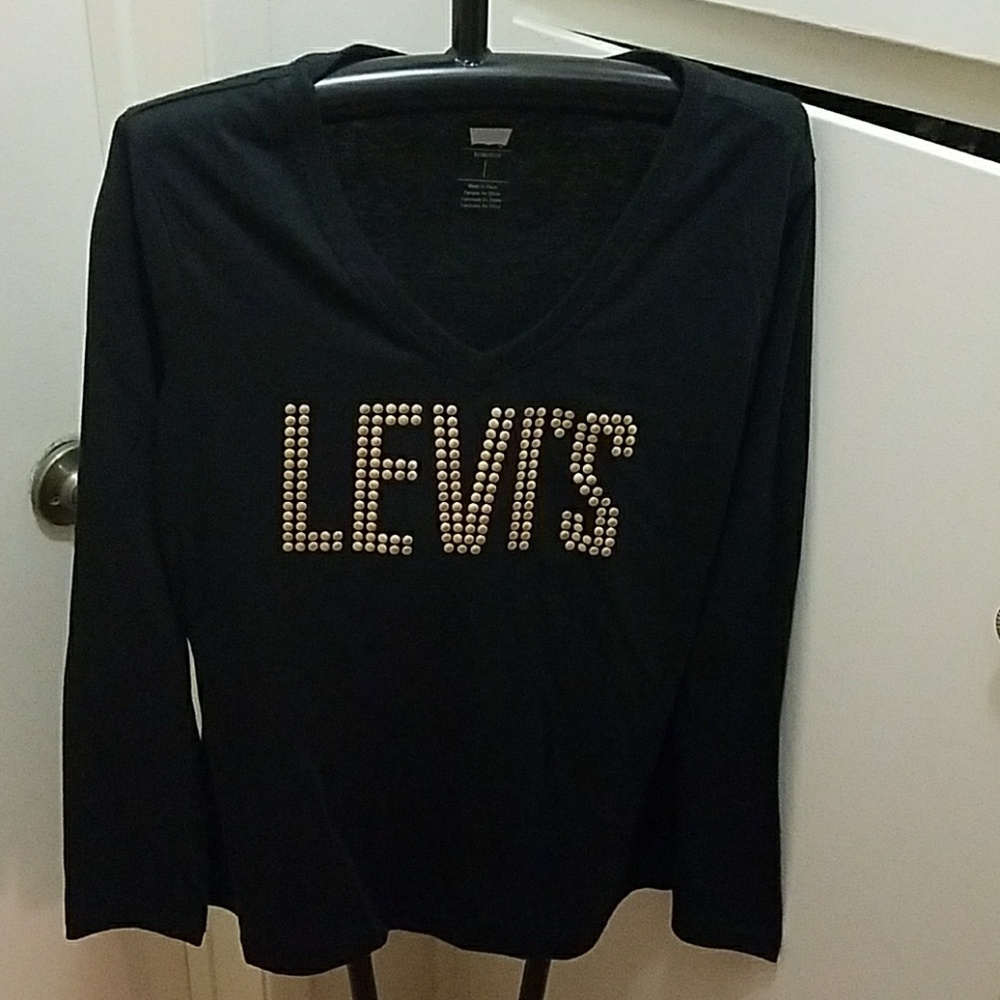 *Never worn* Levi's long sleeve black shirt
